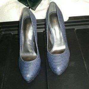 Blue pumps